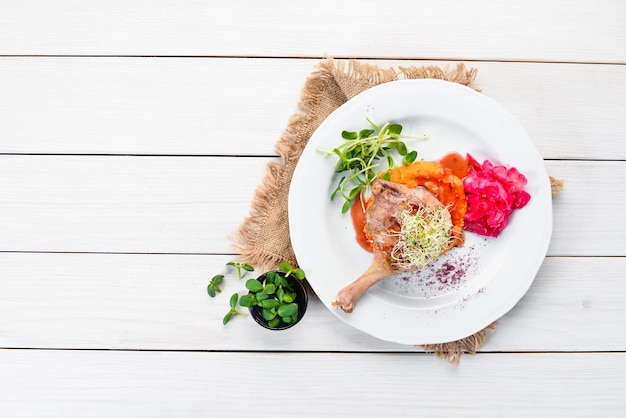 Talerdź z kolorowym daniem